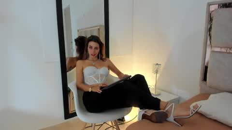 jolie_lov online show from March 1, 2025, 1:29 pm
