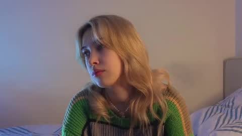 Snapshot of jolyndeb chatting on November 22, 2025, 11:09 am Viola online show from November 22, 2025, 11:09 am