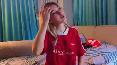 Snapshot of jolyndeb chatting on December 4, 2025, 11:30 am Viola online show from December 4, 2025, 11:30 am