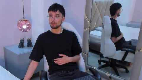 Snapshot of jonnygreey chatting on November 17, 2025, 6:35 pm JonnyGreey online show from November 17, 2025, 6:35 pm