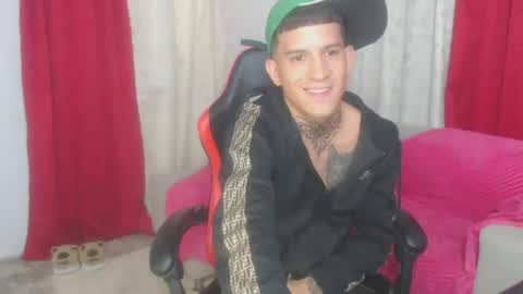 josue_linares online show from November 7, 2025, 3:50 am