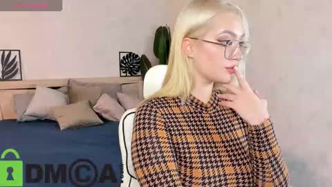 Snapshot of joyfuljasmine chatting on October 15, 2025, 9:53 am Vickie online show from October 15, 2025, 9:53 am