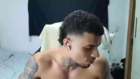 juan_gomez_1 online show from October 19, 2025, 12:22 am