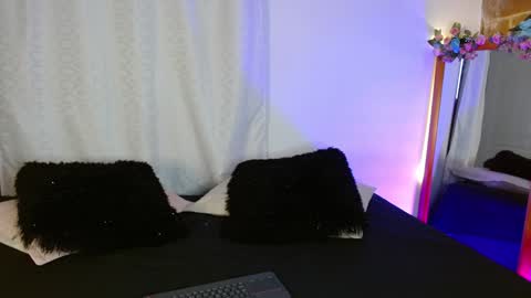 Snapshot of jules_n_gia chatting on January 10, 2025, 11:43 am Jules and Gia online show from January 10, 2025, 11:43 am