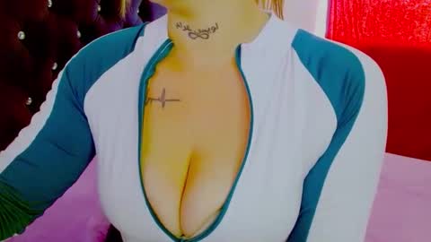  Juliana Torres  online show from October 29, 2025, 7:48 pm