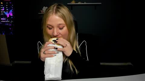 juli kisss online show from December 20, 2024, 1:22 pm