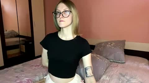 julia_charm online show from May 26, 2026, 4:58 pm