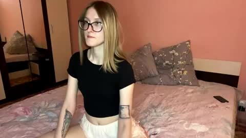 julia_charm online show from May 28, 2026, 4:15 pm