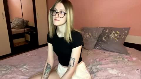 julia_charm online show from May 31, 2026, 4:14 pm