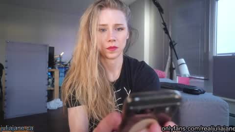 Julia Jane online show from April 8, 2026, 2:00 am