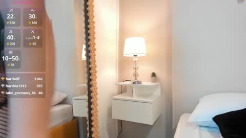 J U L IA   M A R T I N E Z online show from January 30, 2025, 2:25 pm