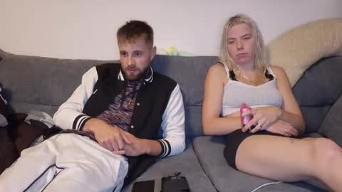 julia_official online show from October 17, 2025, 7:38 pm