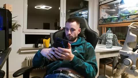 julia_official online show from February 19, 2026, 6:26 pm