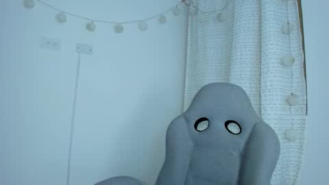 julia_strauns online show from February 9, 2025, 9:58 am