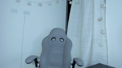 julia_strauns online show from March 12, 2025, 5:35 am