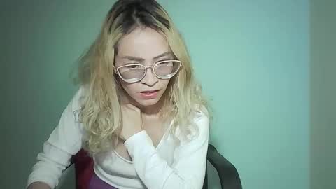 Snapshot of juliamack chatting on February 6, 2025, 12:22 am JuliaMack online show from February 6, 2025, 12:22 am