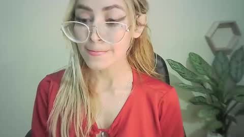 Snapshot of juliamack chatting on March 1, 2025, 3:32 am JuliaMack online show from March 1, 2025, 3:32 am