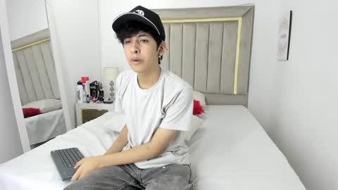 Snapshot of julian_xp chatting on January 5, 2026, 7:17 pm Julian online show from January 5, 2026, 7:17 pm