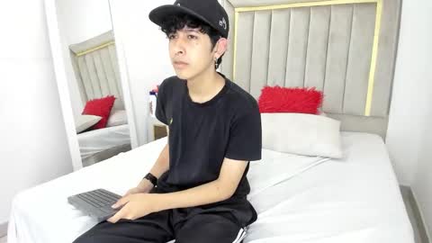 Snapshot of julian_xp chatting on January 7, 2026, 7:05 pm Julian online show from January 7, 2026, 7:05 pm