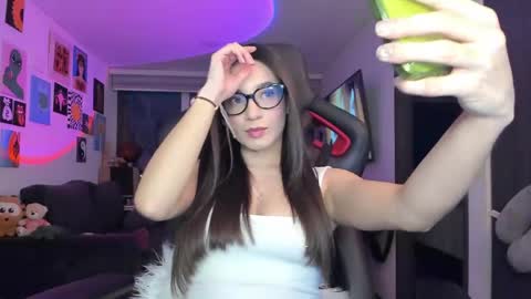 Snapshot of julidavila chatting on March 30, 2026, 11:28 pm Jeimy Help me to reach 100 thumbs up online show from March 30, 2026, 11:28 pm