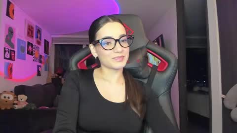 Snapshot of julidavila chatting on April 9, 2026, 12:54 am Jeimy Help me to reach 100 thumbs up online show from April 9, 2026, 12:54 am