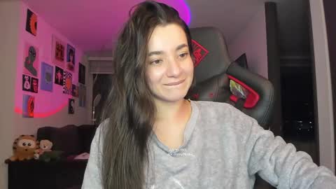 Snapshot of julidavila chatting on May 5, 2026, 1:46 am Jeimy Help me to reach 100 thumbs up online show from May 5, 2026, 1:46 am