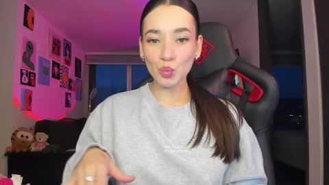 Snapshot of julidavila chatting on May 17, 2026, 11:23 pm Jeimy Help me to reach 100 thumbs up online show from May 17, 2026, 11:23 pm
