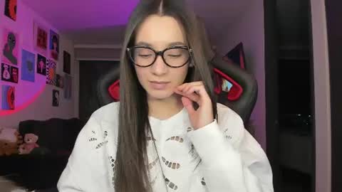 Snapshot of julidavila chatting on June 19, 2026, 12:15 am Jeimy Help me to reach 100 thumbs up online show from June 19, 2026, 12:15 am