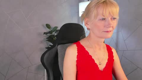 Julie Lucasss online show from May 14, 2026, 12:06 am