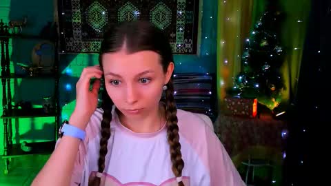 Snapshot of juliedaniel chatting on December 17, 2025, 8:53 am juliedaniel online show from December 17, 2025, 8:53 am