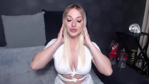 julia online show from November 5, 2025, 11:38 pm