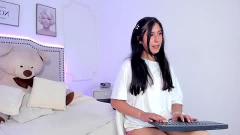 juliee_ross online show from May 19, 2026, 1:06 pm
