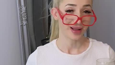 Julia online show from February 23, 2025, 11:58 pm