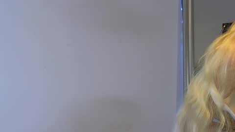 Julia online show from December 19, 2025, 8:38 pm