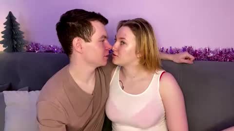 Snapshot of julielourens chatting on December 19, 2025, 8:10 am Julie and Thomas online show from December 19, 2025, 8:10 am