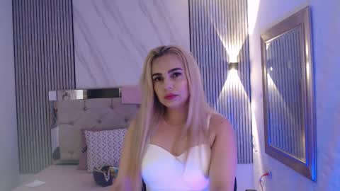julieta__fox_ online show from February 25, 2026, 3:05 am