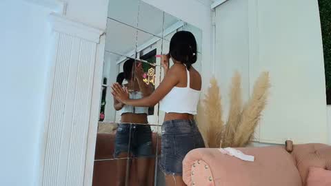 Snapshot of julieta_aguilar chatting on November 2, 2025, 7:38 pm Juli online show from November 2, 2025, 7:38 pm