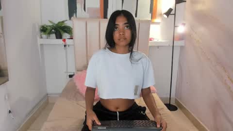 Snapshot of julieta_aguilar chatting on November 15, 2025, 8:27 pm Juli online show from November 15, 2025, 8:27 pm