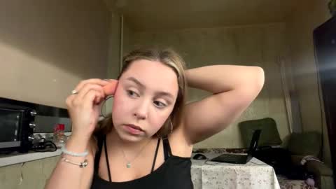 Mia online show from November 3, 2025, 2:07 pm