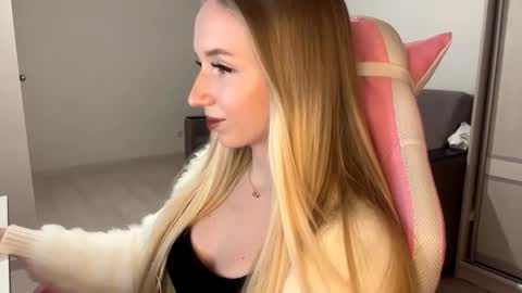 Sofie online show from November 9, 2025, 3:32 pm