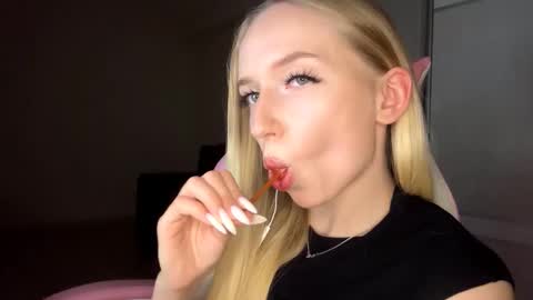 Sofie online show from November 24, 2025, 3:23 pm