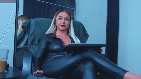 Snapshot of julliamilerrr chatting on October 18, 2025, 9:21 am Julia online show from October 18, 2025, 9:21 am