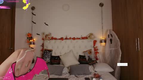 jullianapriv_ online show from October 22, 2025, 2:17 pm