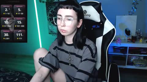 Snapshot of julscinamon chatting on February 22, 2025, 7:47 pm Baroness Von Cringe online show from February 22, 2025, 7:47 pm