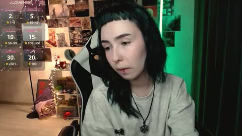 Snapshot of julscinamon chatting on October 5, 2025, 1:20 pm Baroness Von Cringe online show from October 5, 2025, 1:20 pm