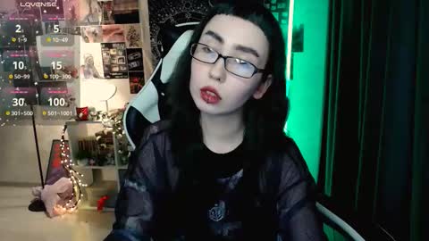 Snapshot of julscinamon chatting on November 5, 2025, 4:18 pm Baroness Von Cringe online show from November 5, 2025, 4:18 pm
