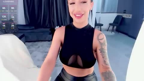 Snapshot of julya_hott chatting on January 17, 2025, 8:33 pm julya online show from January 17, 2025, 8:33 pm