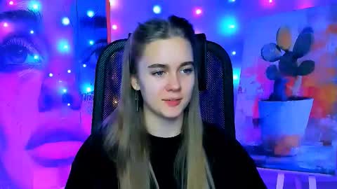 junewoods online show from December 18, 2025, 6:30 am