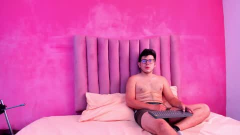 Snapshot of justin_jazmin chatting on December 16, 2025, 7:08 pm JUSTIN Y JAZMIN online show from December 16, 2025, 7:08 pm