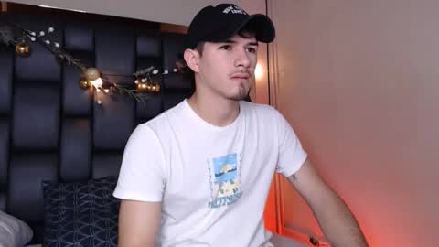 Snapshot of justin_spencer chatting on December 17, 2025, 7:31 pm Justin online show from December 17, 2025, 7:31 pm